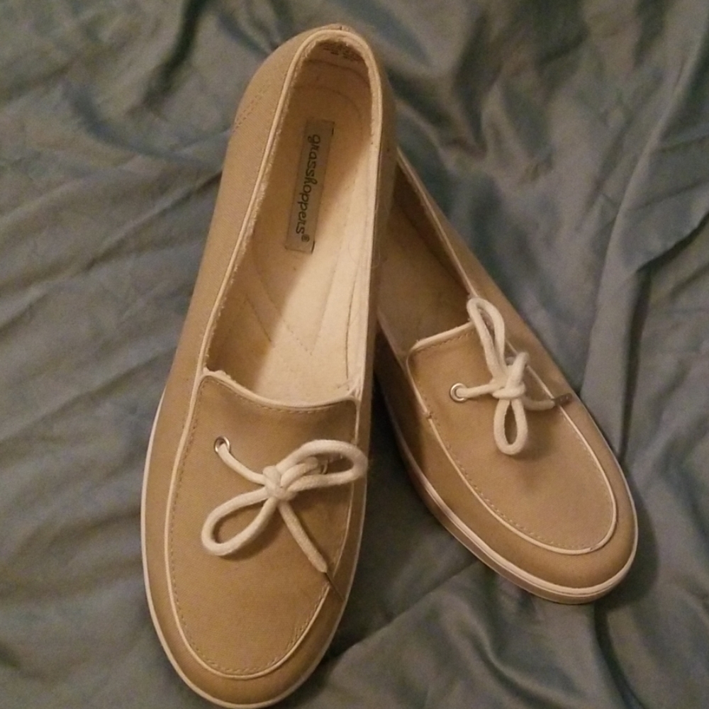 Beige deck shoes with tie